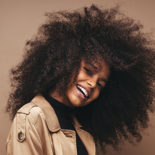 Mujer afroamericana con cabello rizado