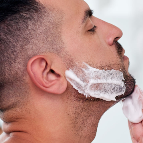 Hombre aplicándose espuma de afeitar