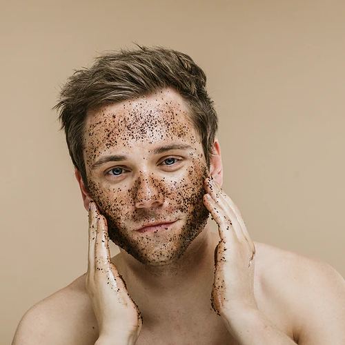 Hombre aplicándose exfoliante facial