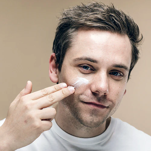 Hombre aplicándose crema