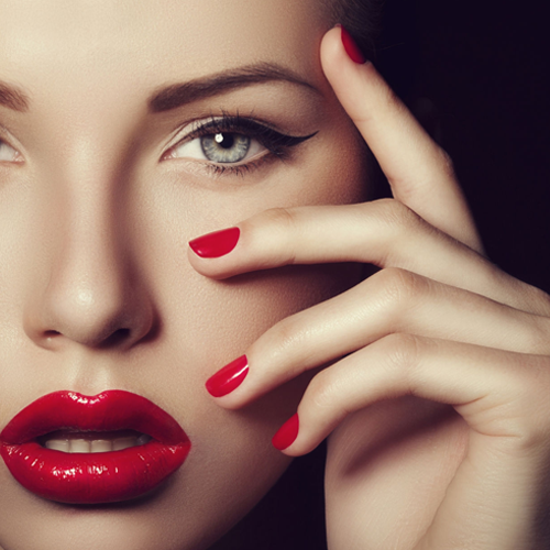Mujer maquillada posando