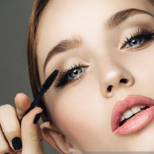 Mujer aplicándose rimmel