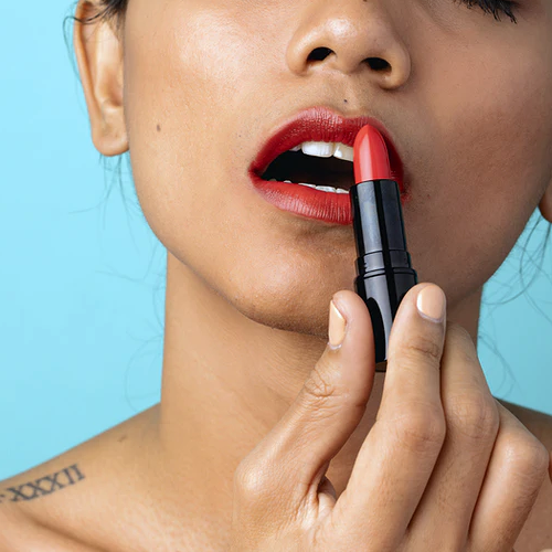 Mujer aplicándose lapiz labial