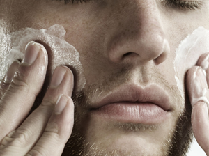 Hombre aplicándose loción limpiadora