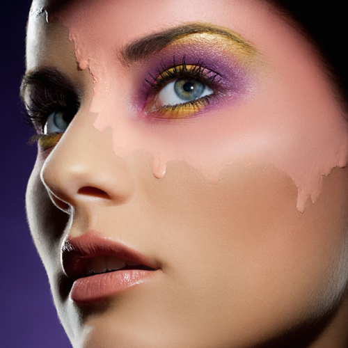 Chica con maquillaje simple y de colores vivos