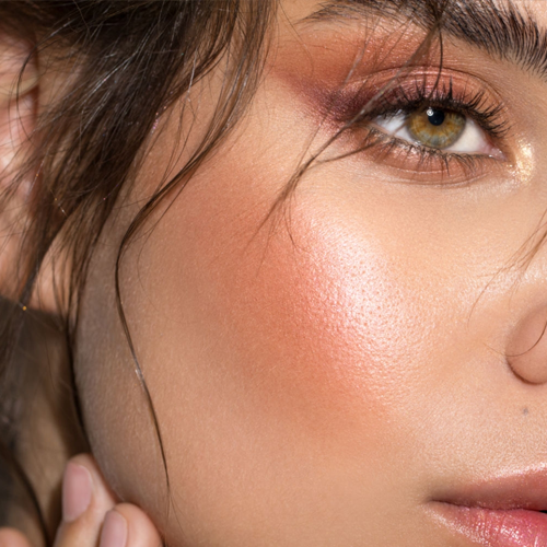 Chica maquillada con brillo