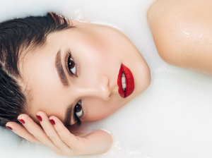 Mujer posando en bañera con acondicionador